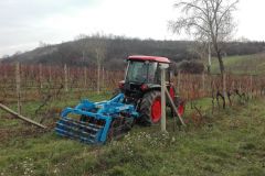 Kubota M7040 Narrow + AgroLand Winedisc