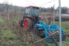 Kubota M7040 Narrow + AgroLand Winedisc